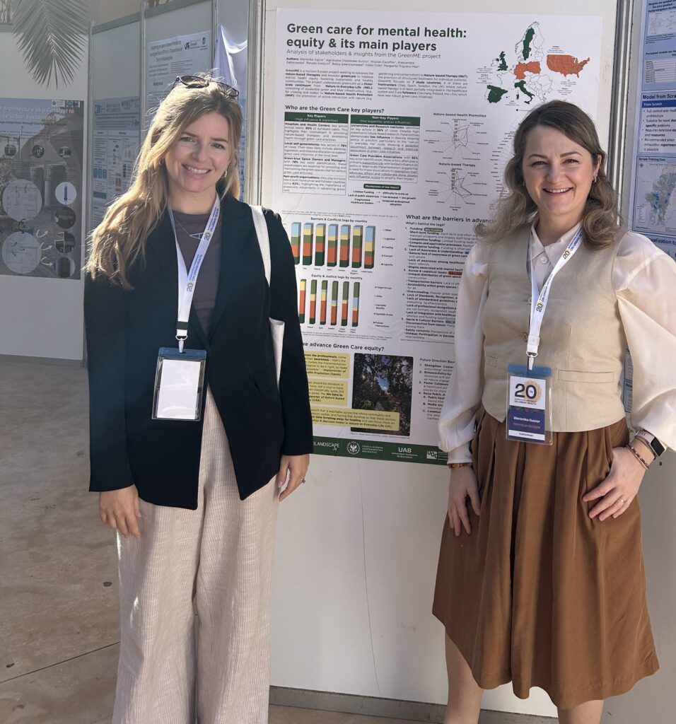 Dr. Agnieszka Olszewska-Guizzo, and Dr. Weronika Gąsior presenting the GreenMe project poster at the ICUH 2024 conference.