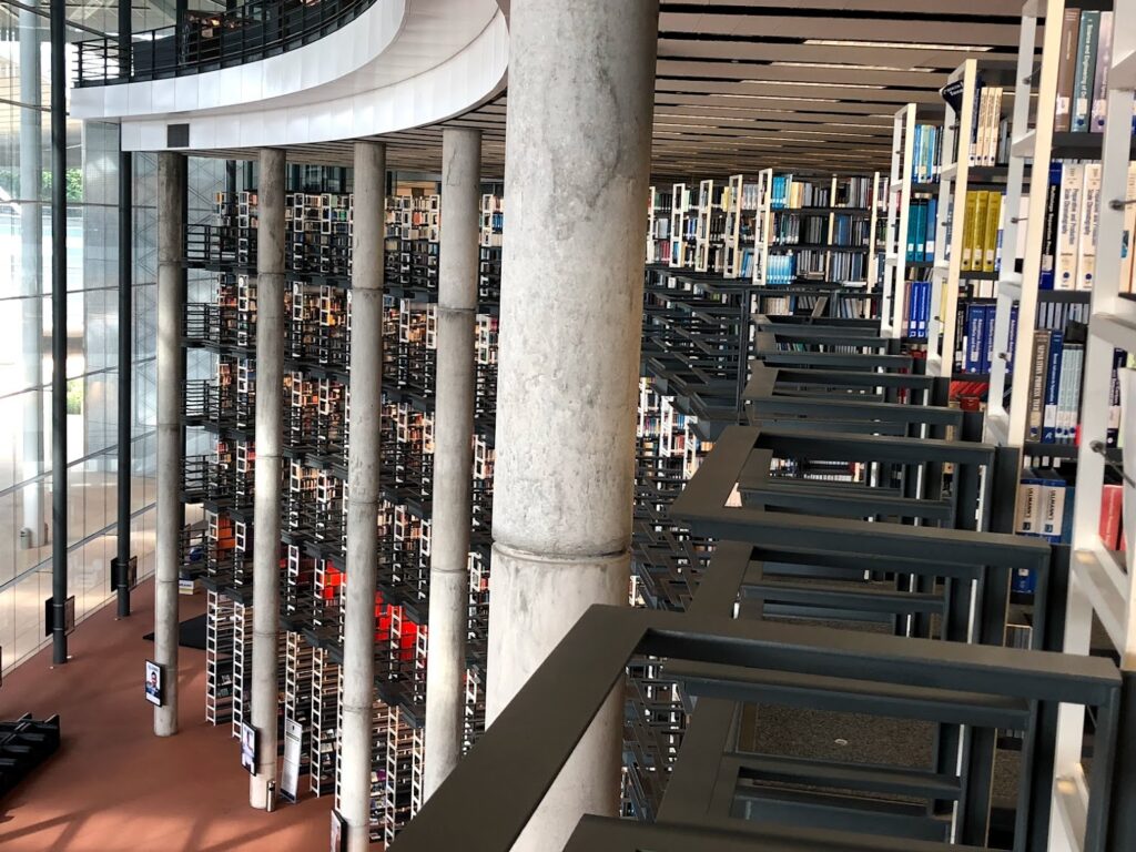 Raising Costs of Knowledge - How Profiteering Divides Emerging Fields